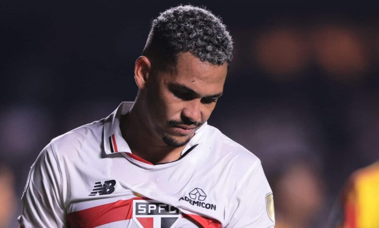 Não é só o Zubeldía… Luciano lidera o Brasileirão com média impressionante de cartões amarelos